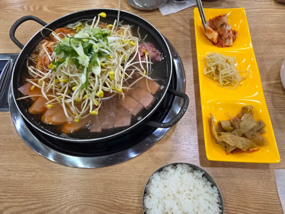기본 반찬 세팅된 테이블