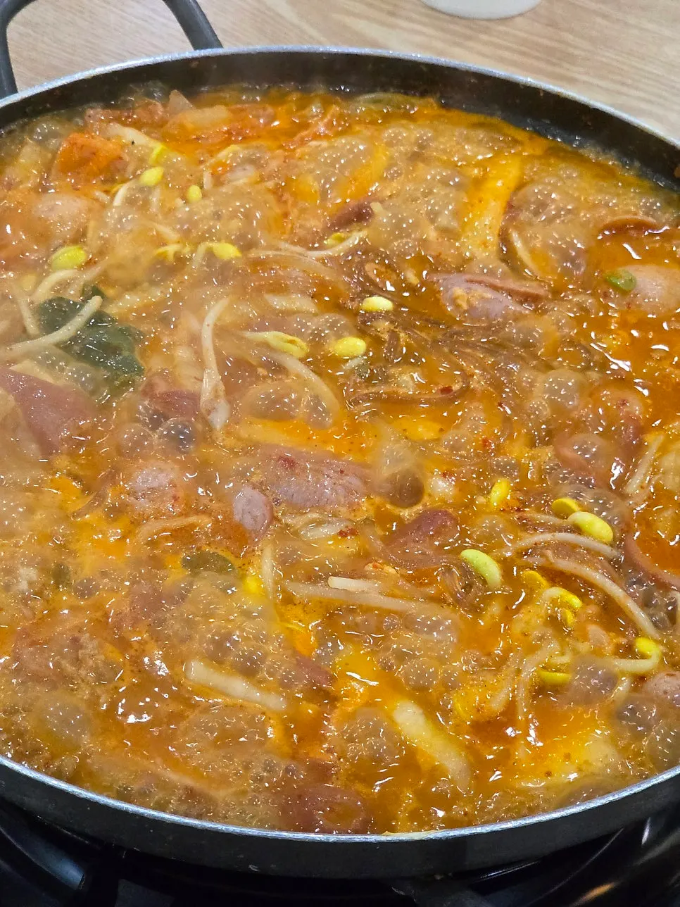 끓기 시작한 부대찌개 국물