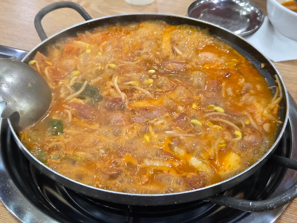 소시지 건더기를 건져 올린 부대찌개