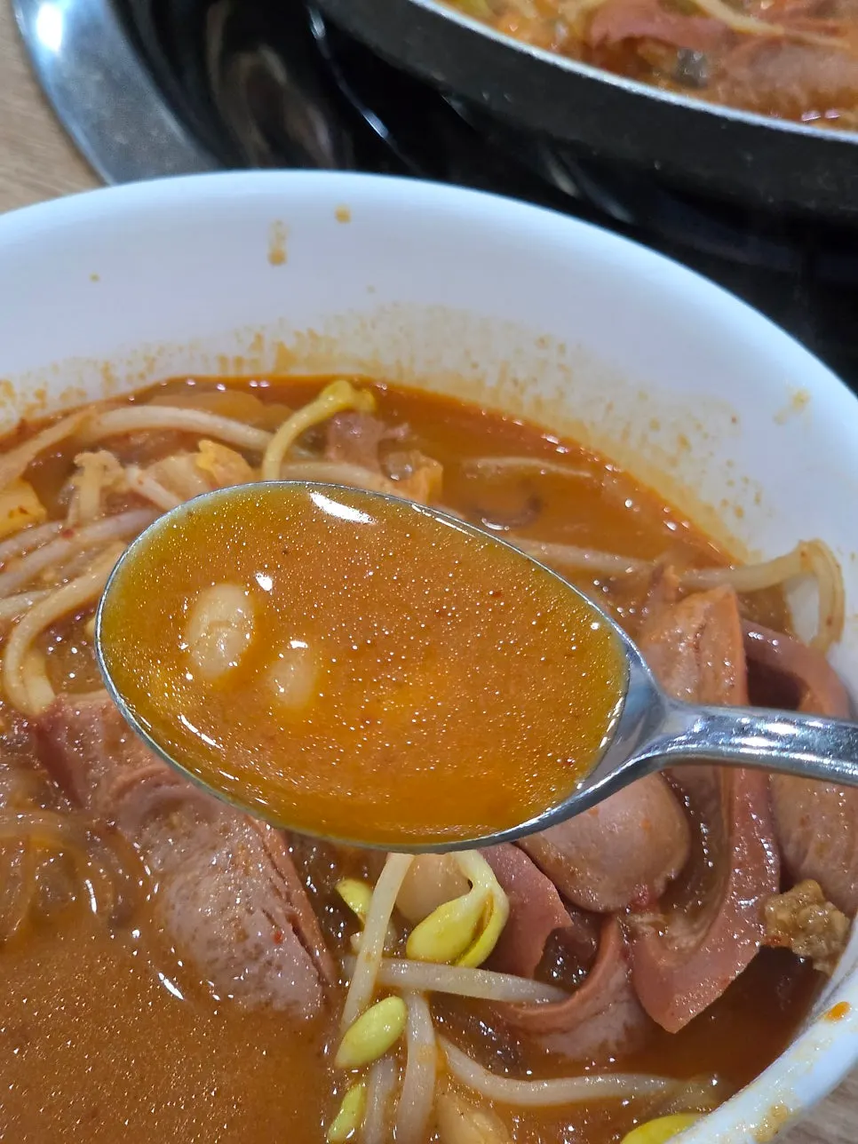 소세지가 많이 들어간 부대찌개 클로즈업