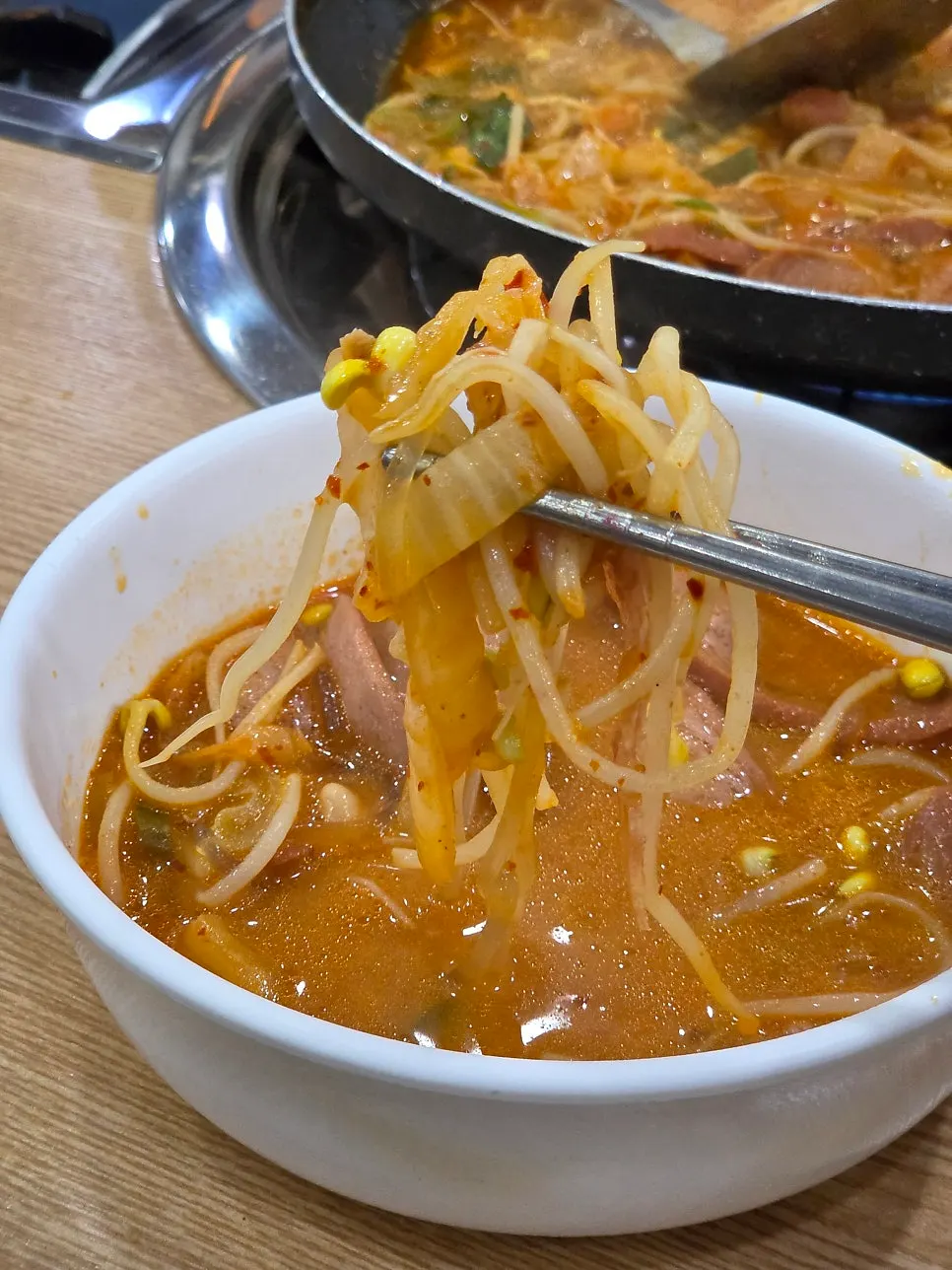 2인분 부대찌개를 덜어 먹는 모습