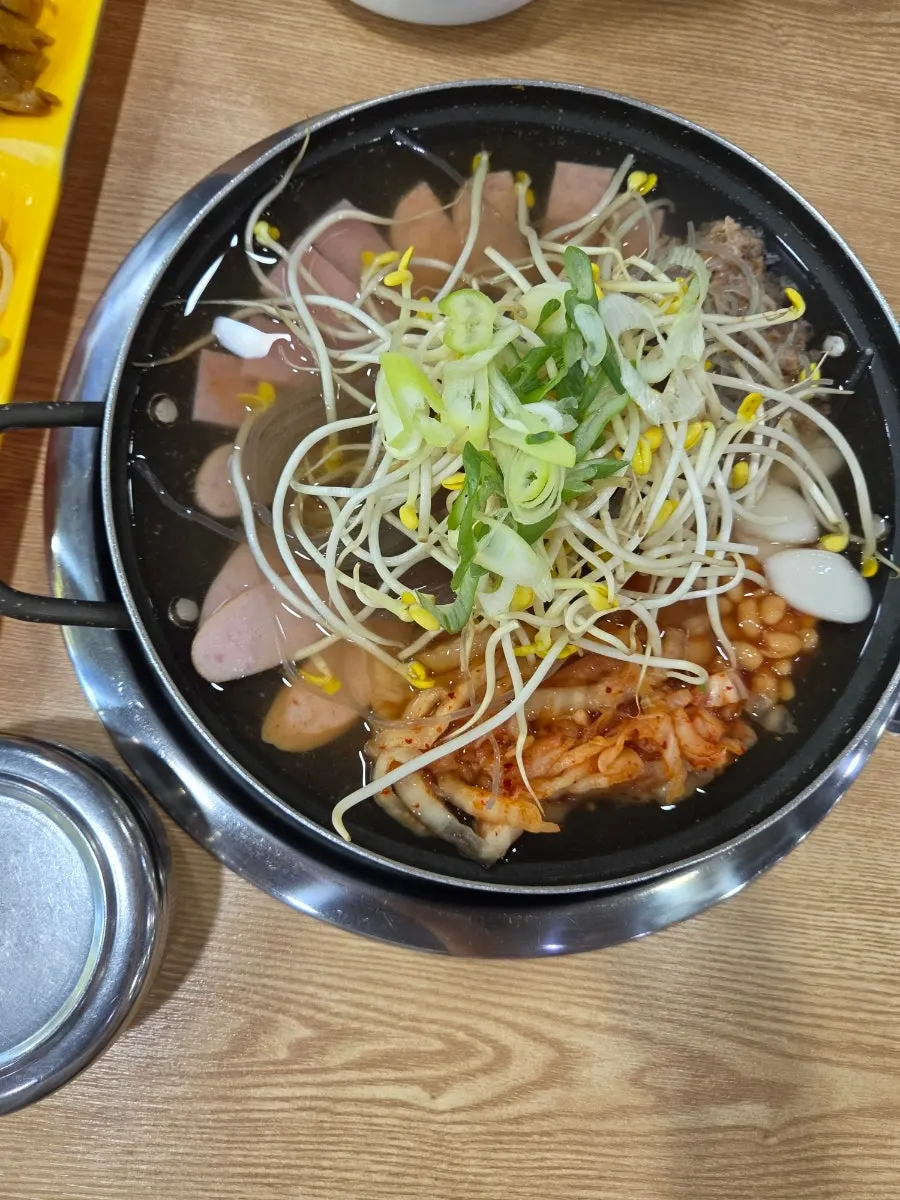 Seasoned bean sprouts and stir-fried fish cake from the self-bar