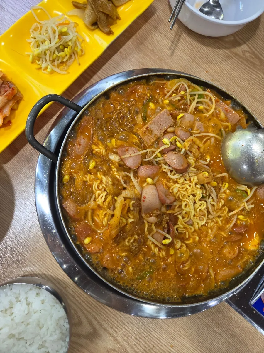 Ramyeon noodles lifted up, soaked in broth