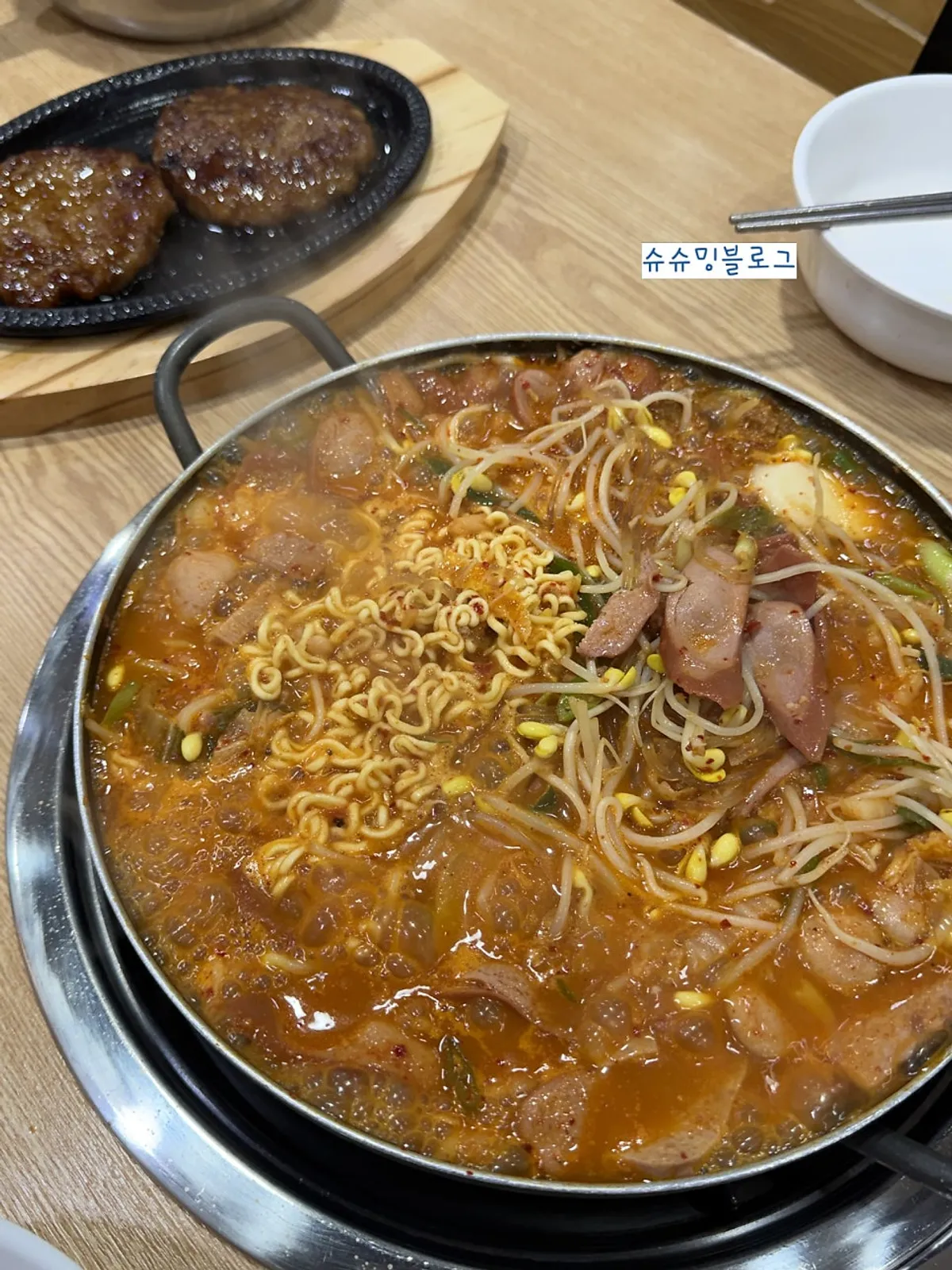 햄과 소시지가 들어간 부대찌개 한 냄비