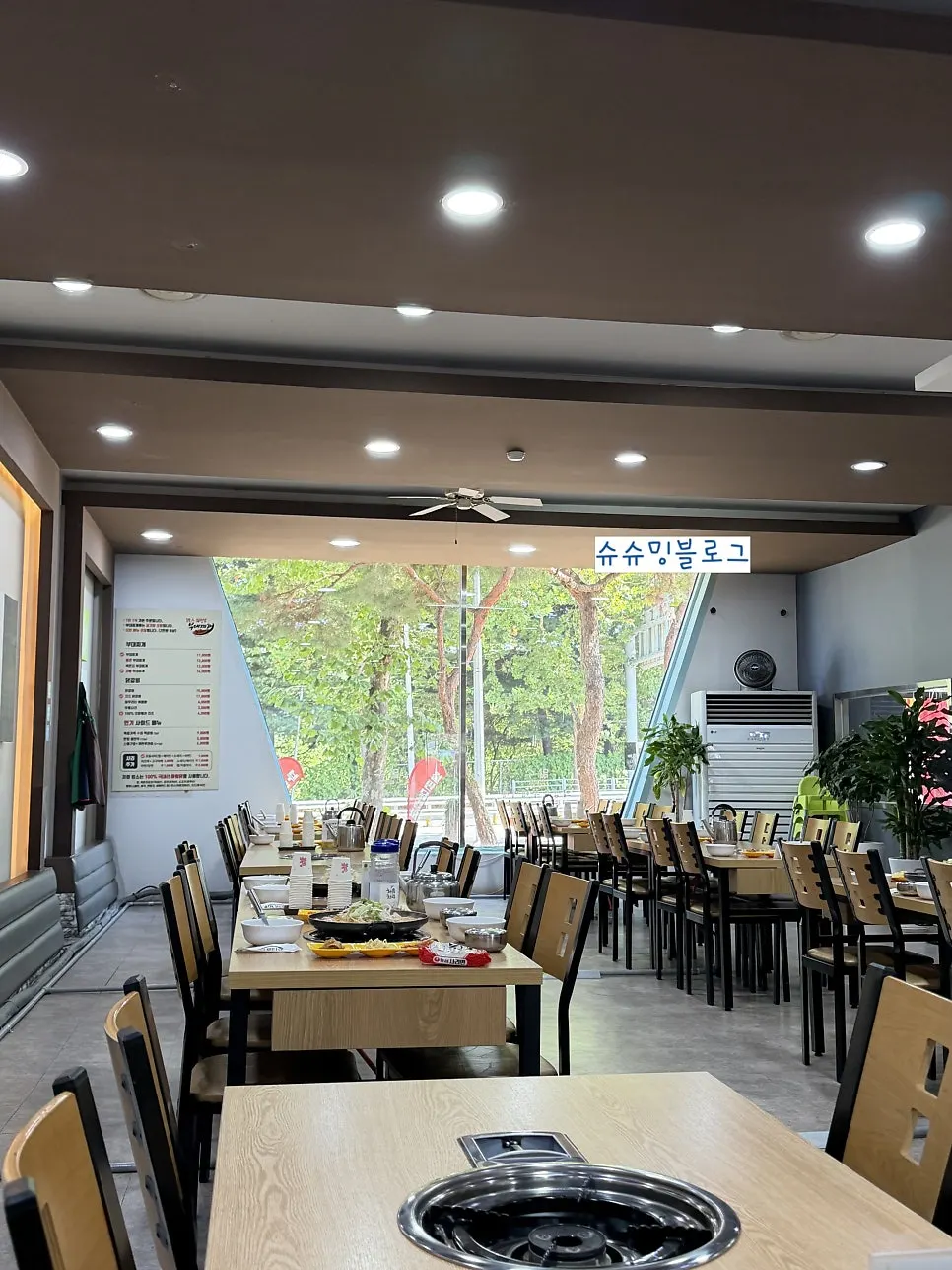 주차장과 연결된 후문 출입구