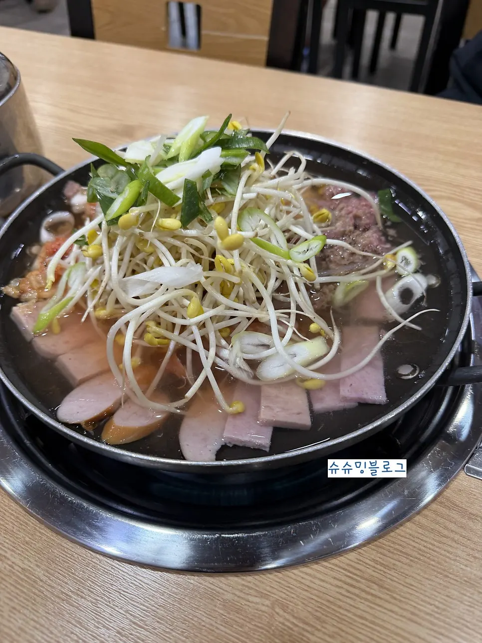 넓고 한적한 매장 홀 좌석