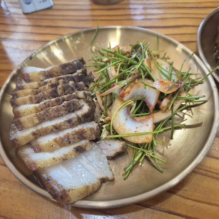 Janchi guksu served with kimchi