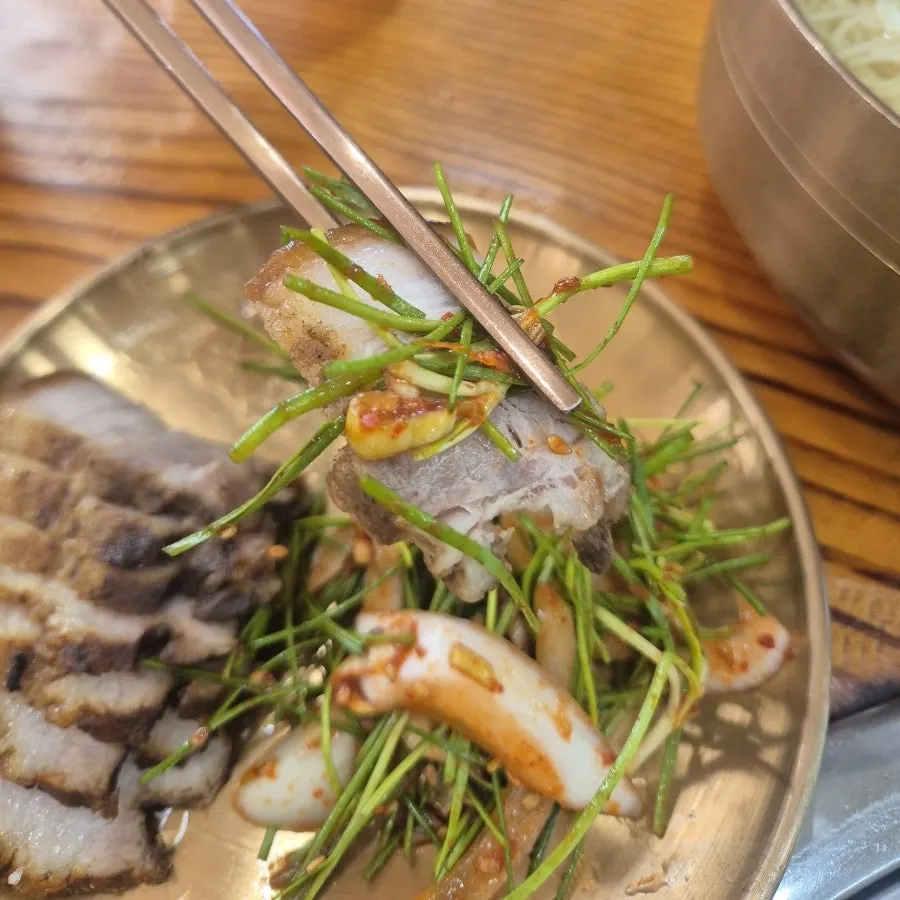 Single serving of suyuk ordered with noodles