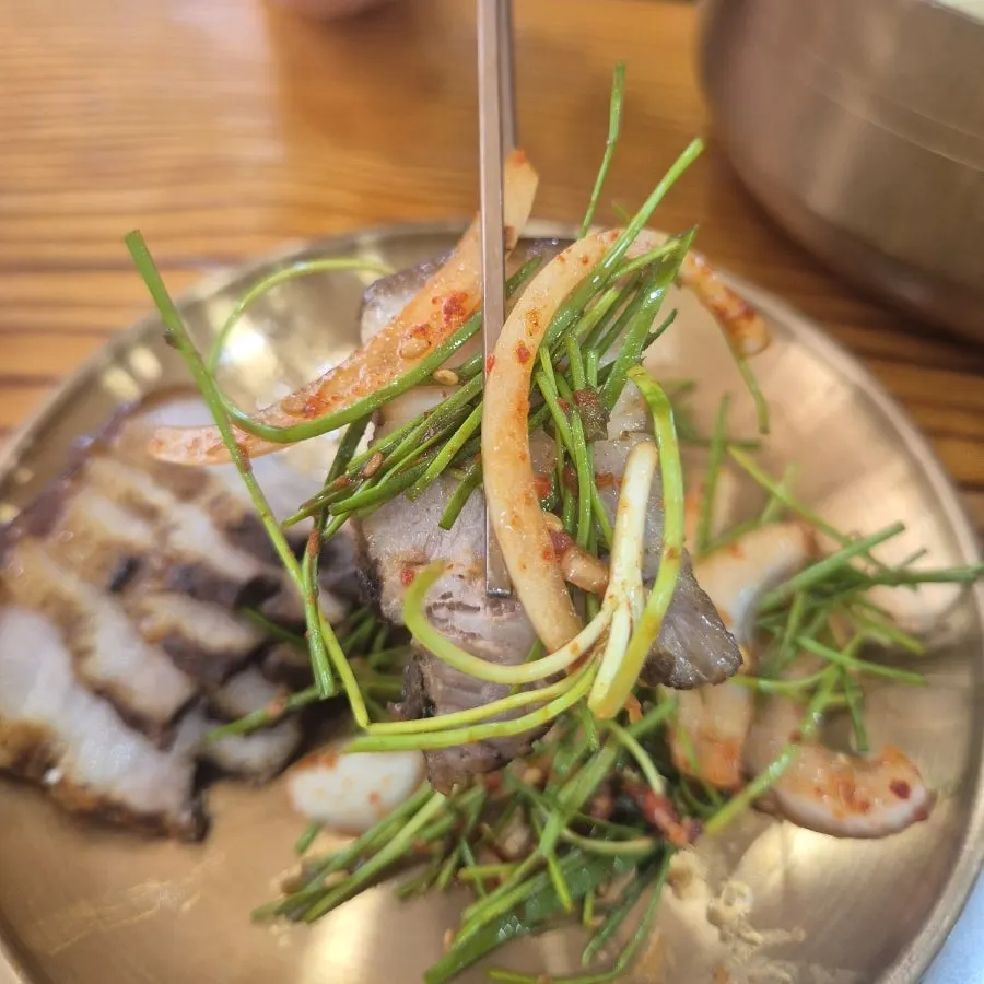 Suyuk with seasoned chives