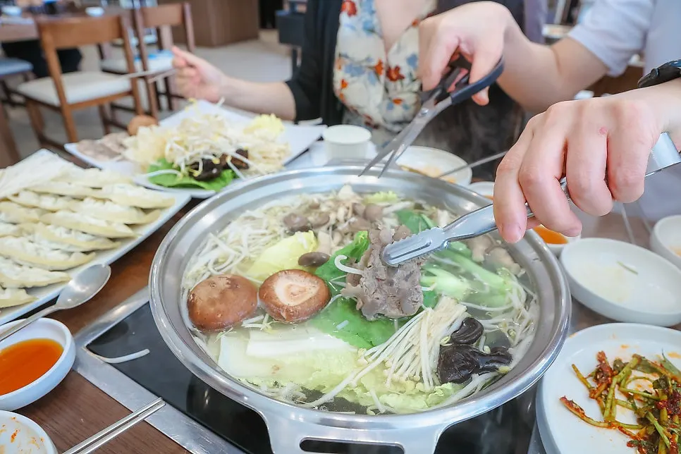 큼직한 평양만두가 올라간 전골 세팅