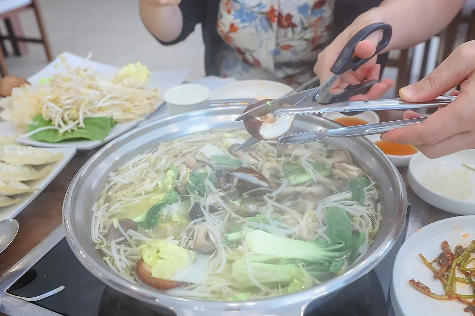 소고기 수육과 채소가 들어간 만두전골