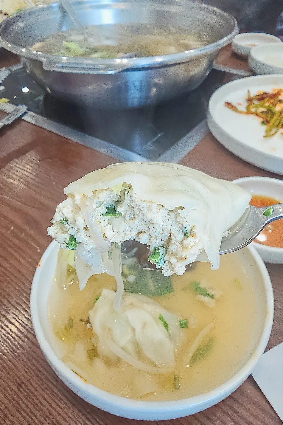 맑은 육수에 끓인 평양만두전골 한 그릇