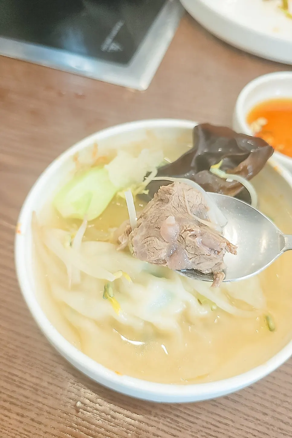 앞접시에 덜어낸 평양만두와 맑은 국물