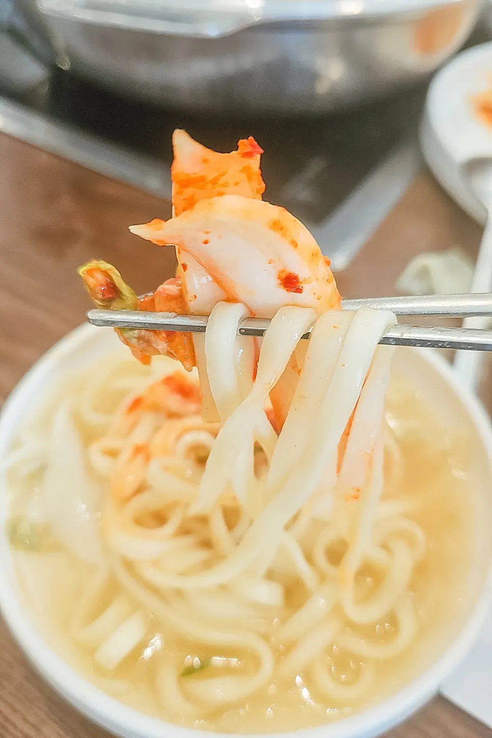 얼큰한 육수에 끓인 칼국수 사리