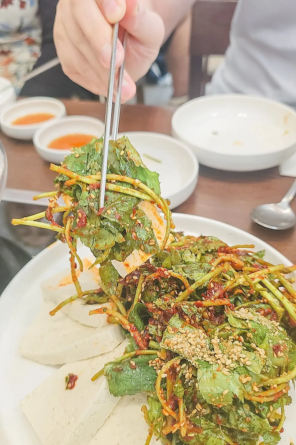 초당두부에 제철나물을 올린 모습