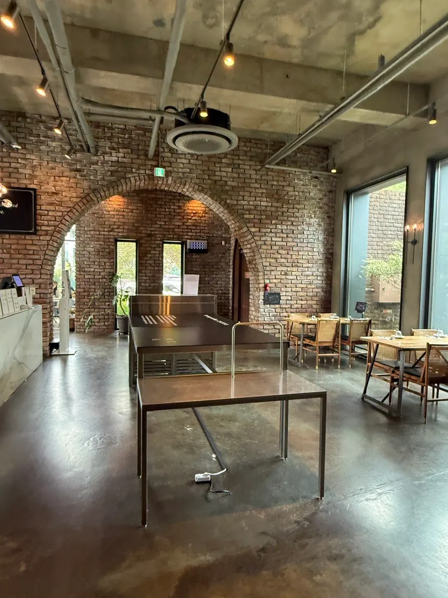 1st floor of Mokushura Table with a European-style fountain