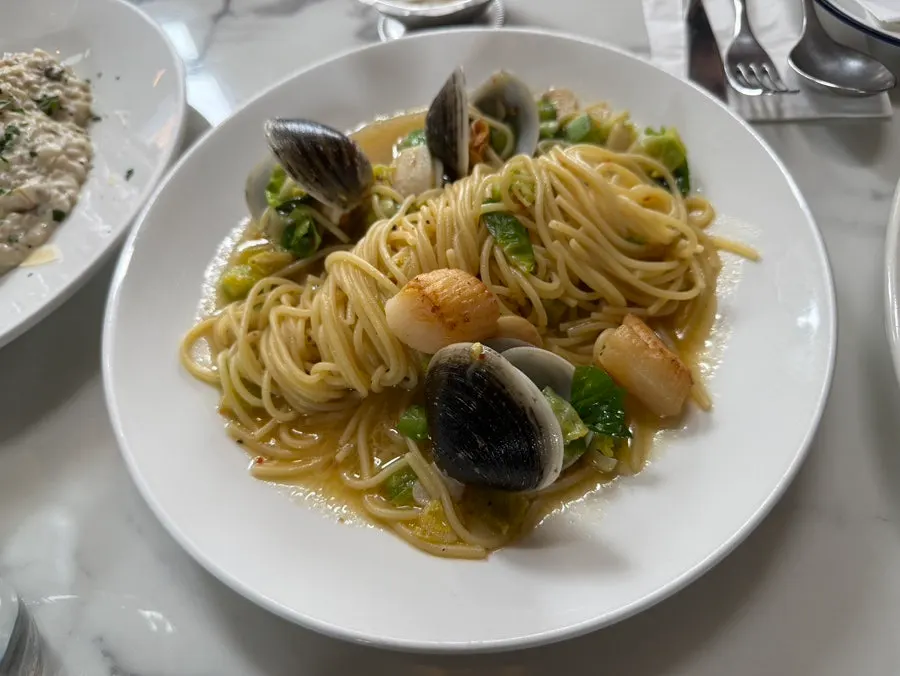 Oil pasta with scallop and clams