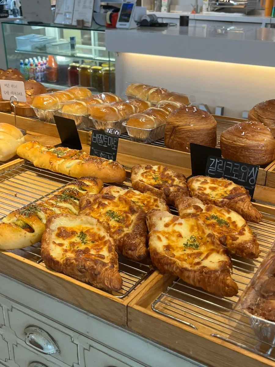 온더레일 카페 건물 외관 디테일