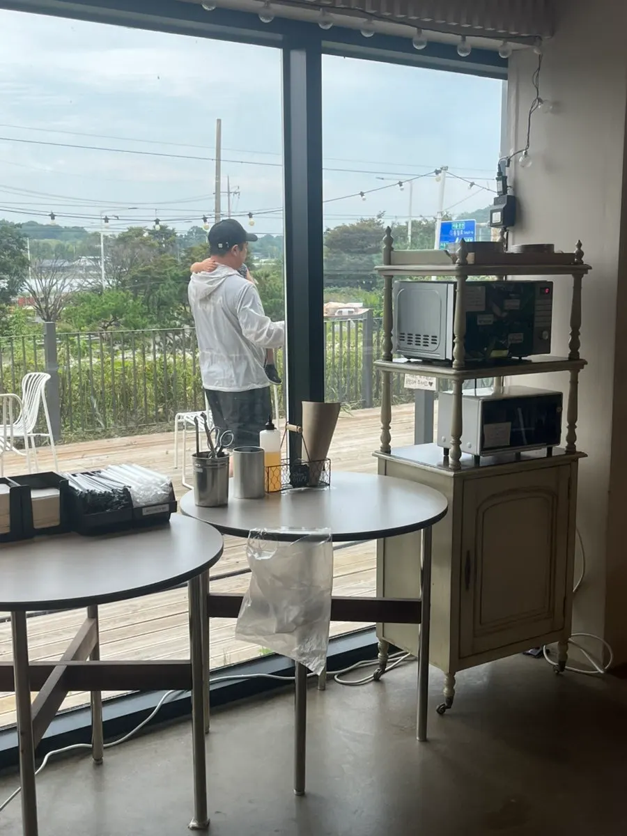 온더레일 카페에 비치된 아기의자
