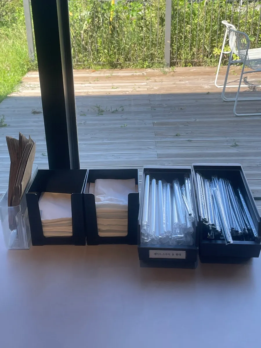 Self-service zone for cups and napkins