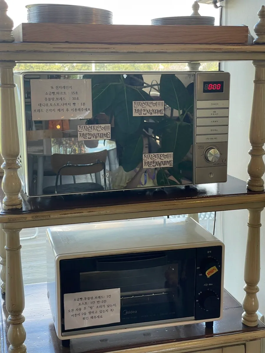 Microwave available in the self-service zone
