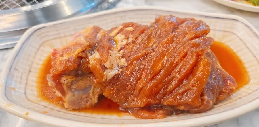 숯불 위 불판에 올린 돼지갈비