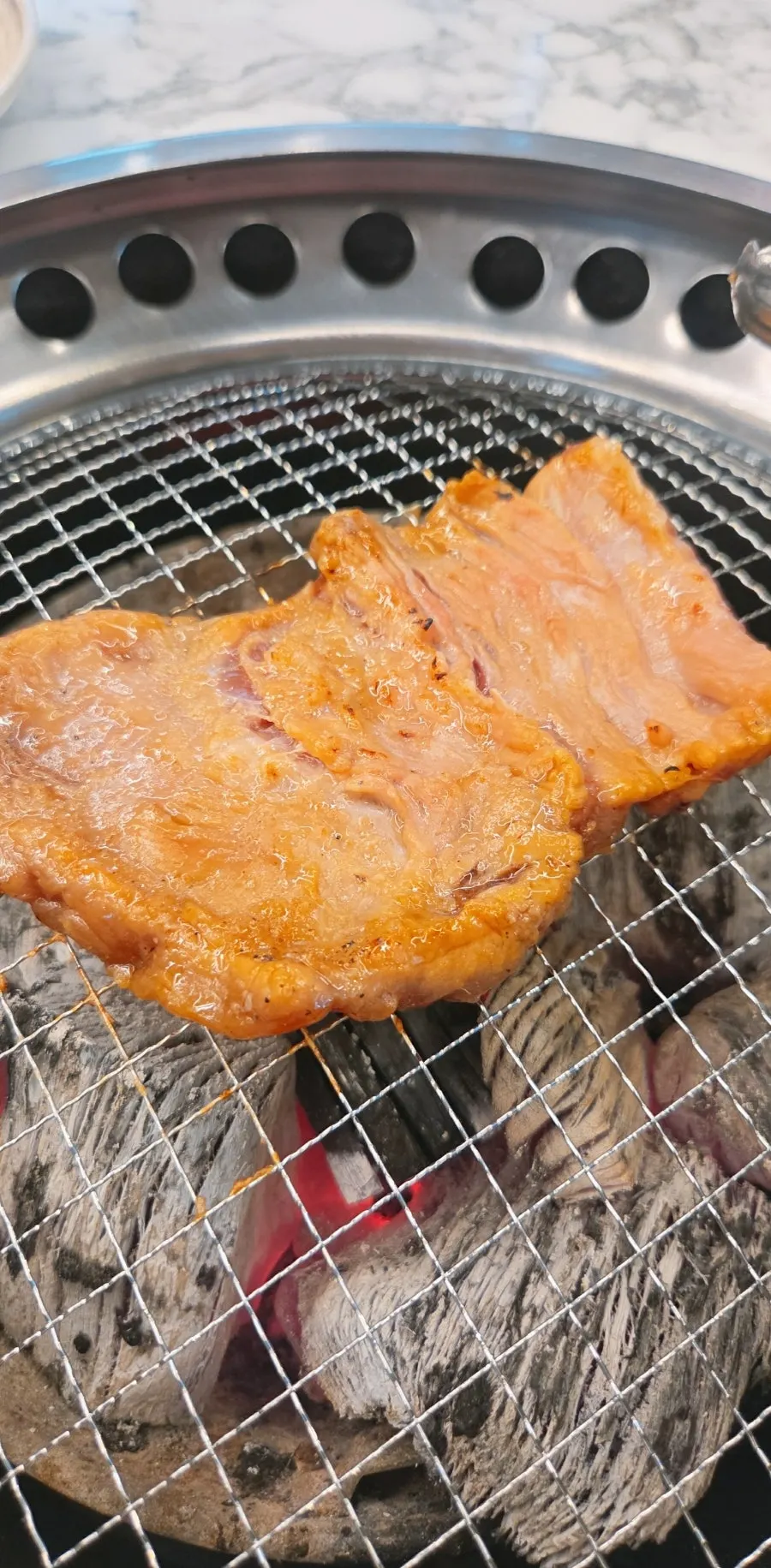 반찬과 함께 차려진 숯불갈비 한 상