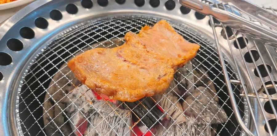 타지 않게 뒤집어 굽는 돼지갈비