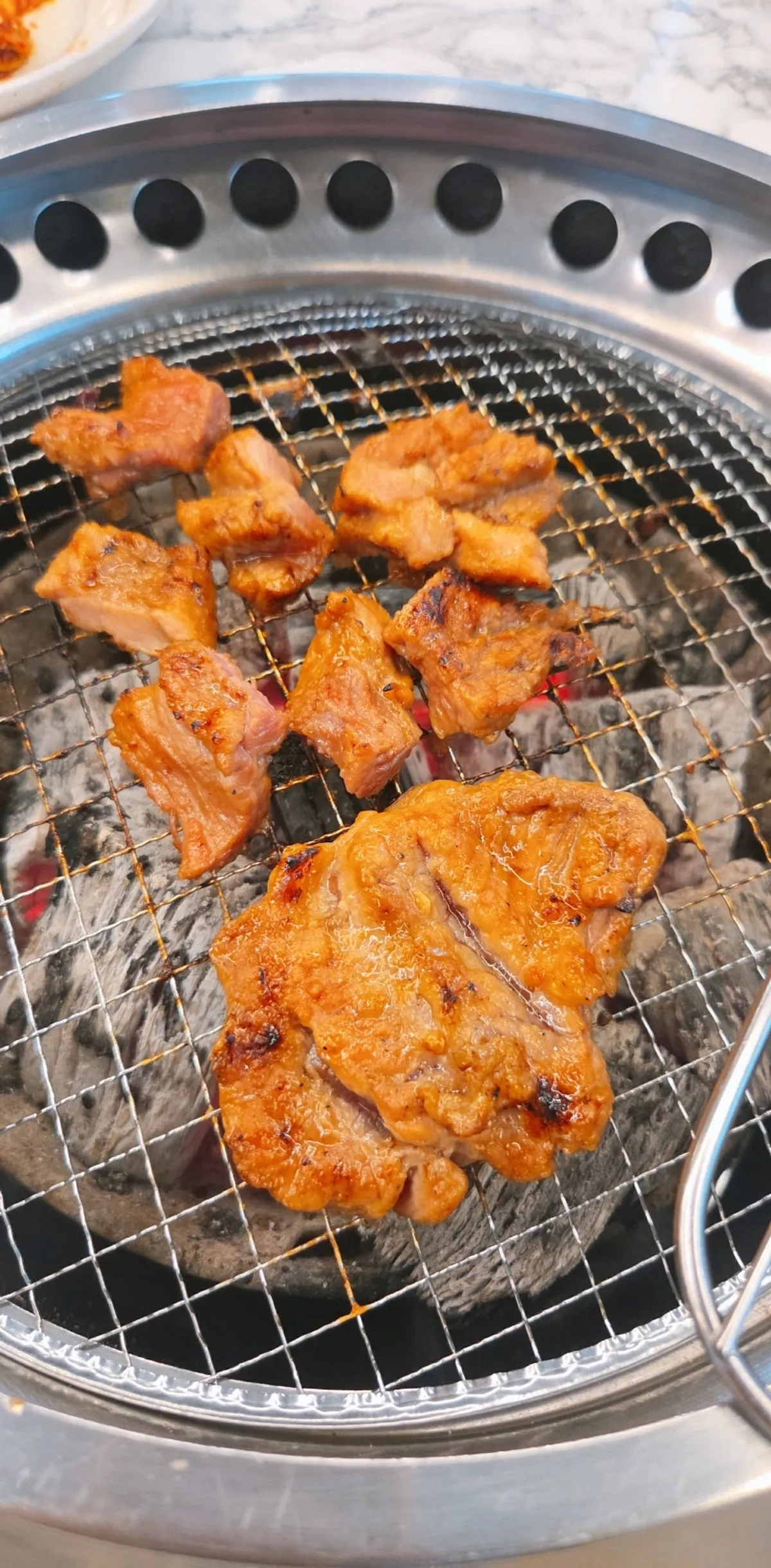마이야르 반응으로 갈색이 된 숯불 돼지갈비
