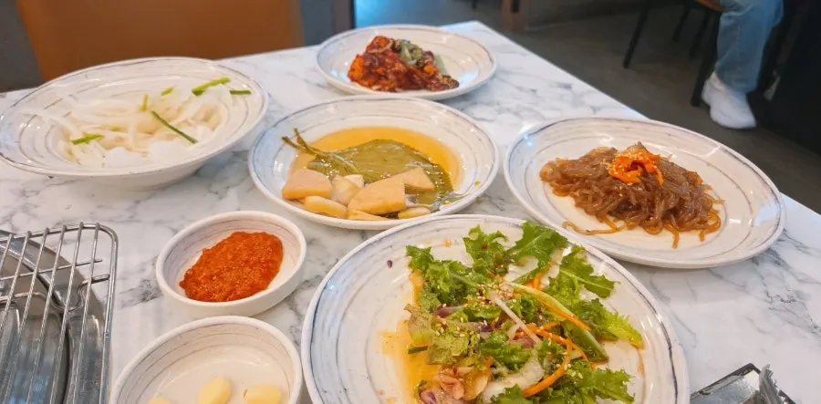 다 구워진 겉바속촉 돼지갈비