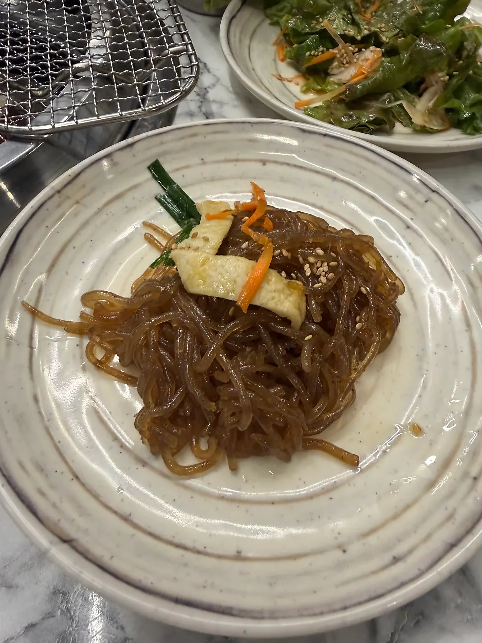 종지에 담은 마늘과 참기름