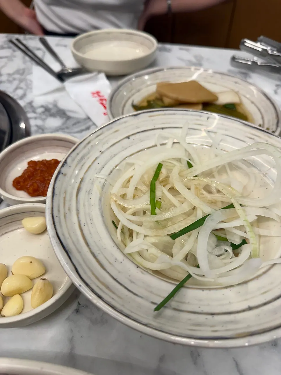 정원갈비 반찬 잡채와 겉절이