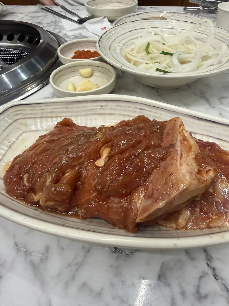 불판에 올린 정원 양념구이