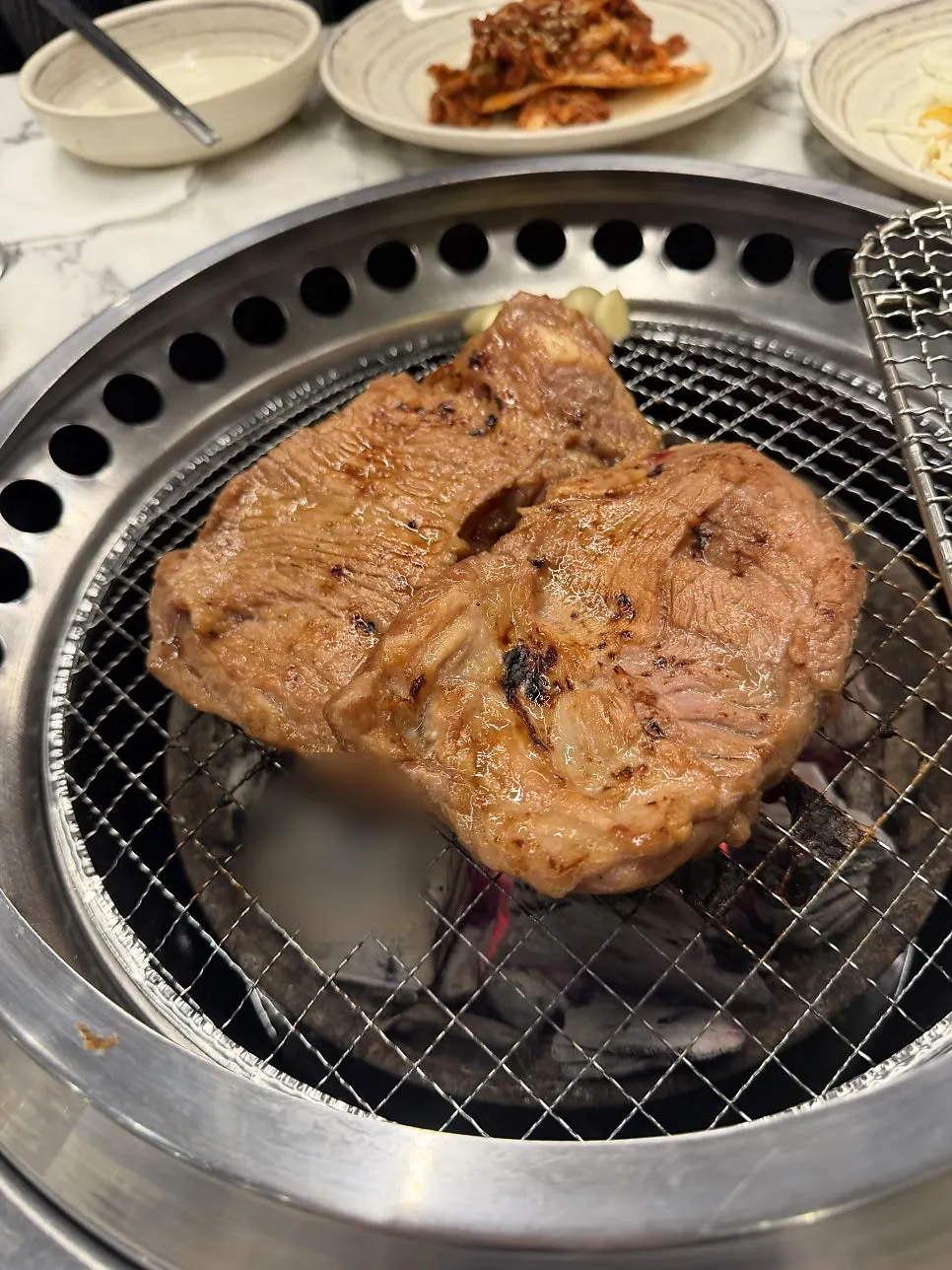 노릇하게 구워진 양념 돼지갈비
