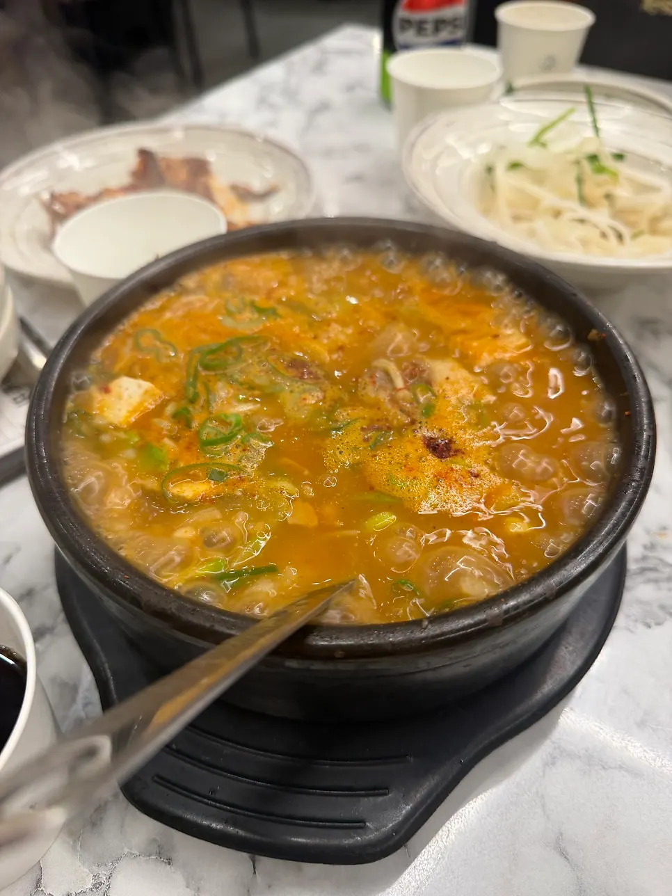 쌈채소에 올린 양념구이와 마늘