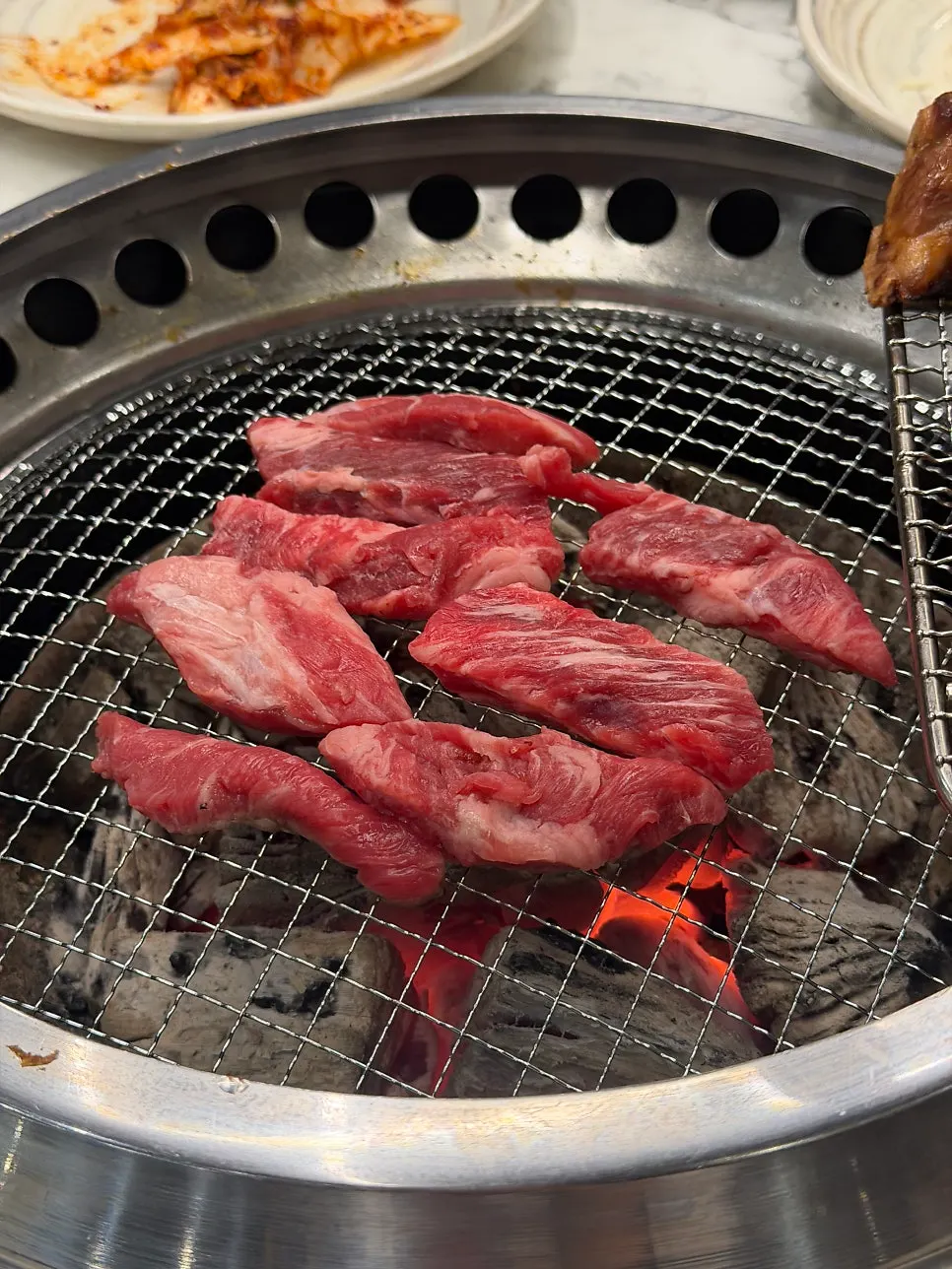 불판에서 구워지는 소갈비살