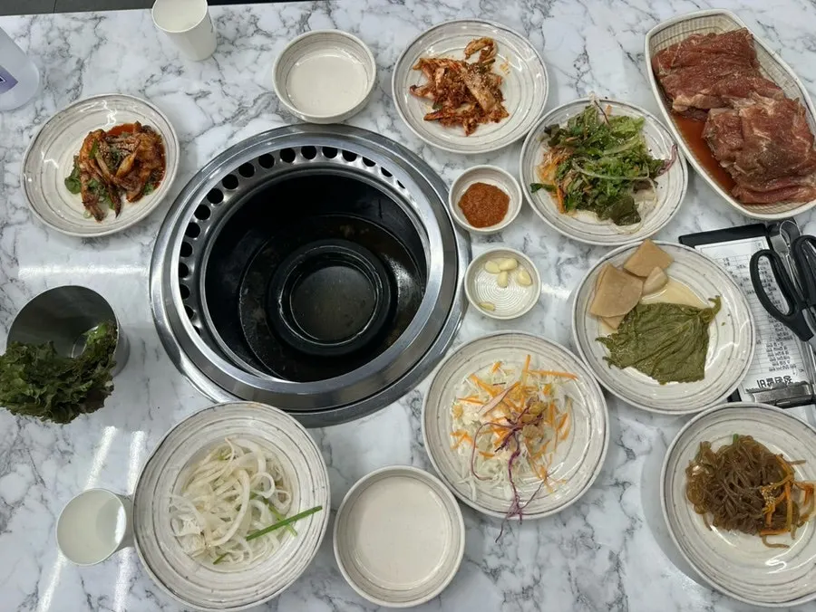 양념게장을 포함한 돼지갈비 기본상