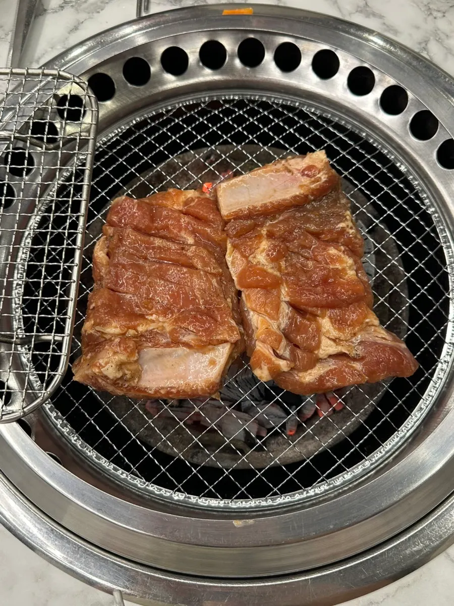숯불에서 굽기 시작한 촉촉한 돼지갈비