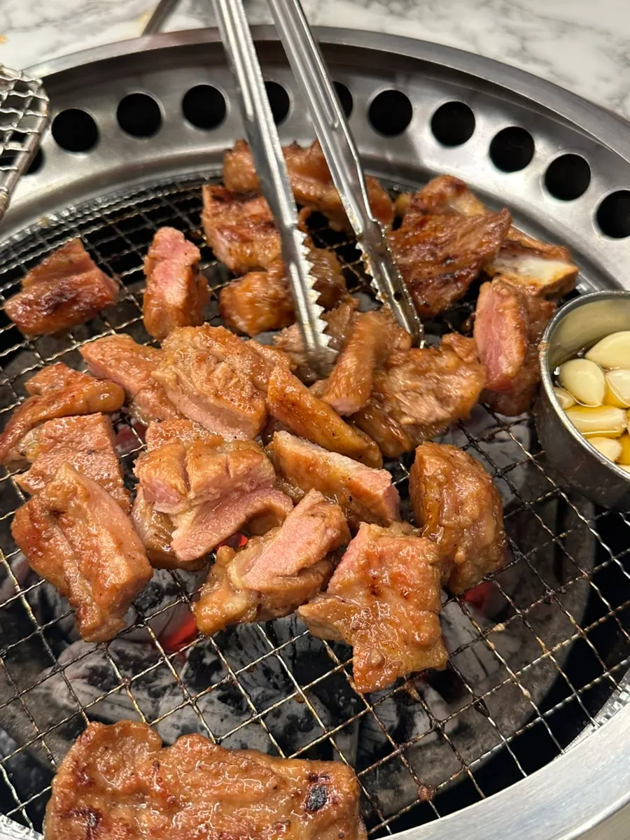 노릇노릇하게 구워진 양념 돼지갈비