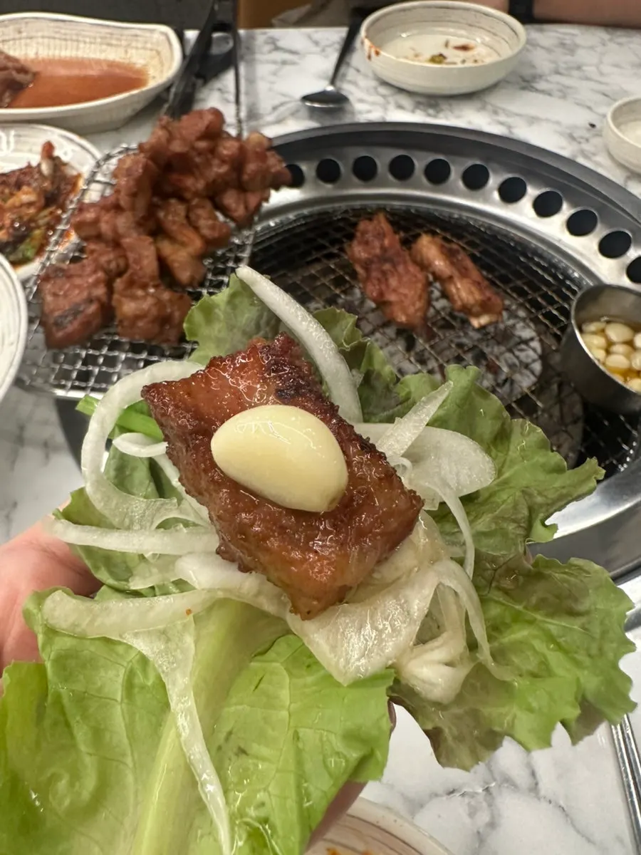 쌈과 흰밥에 곁들인 돼지갈비