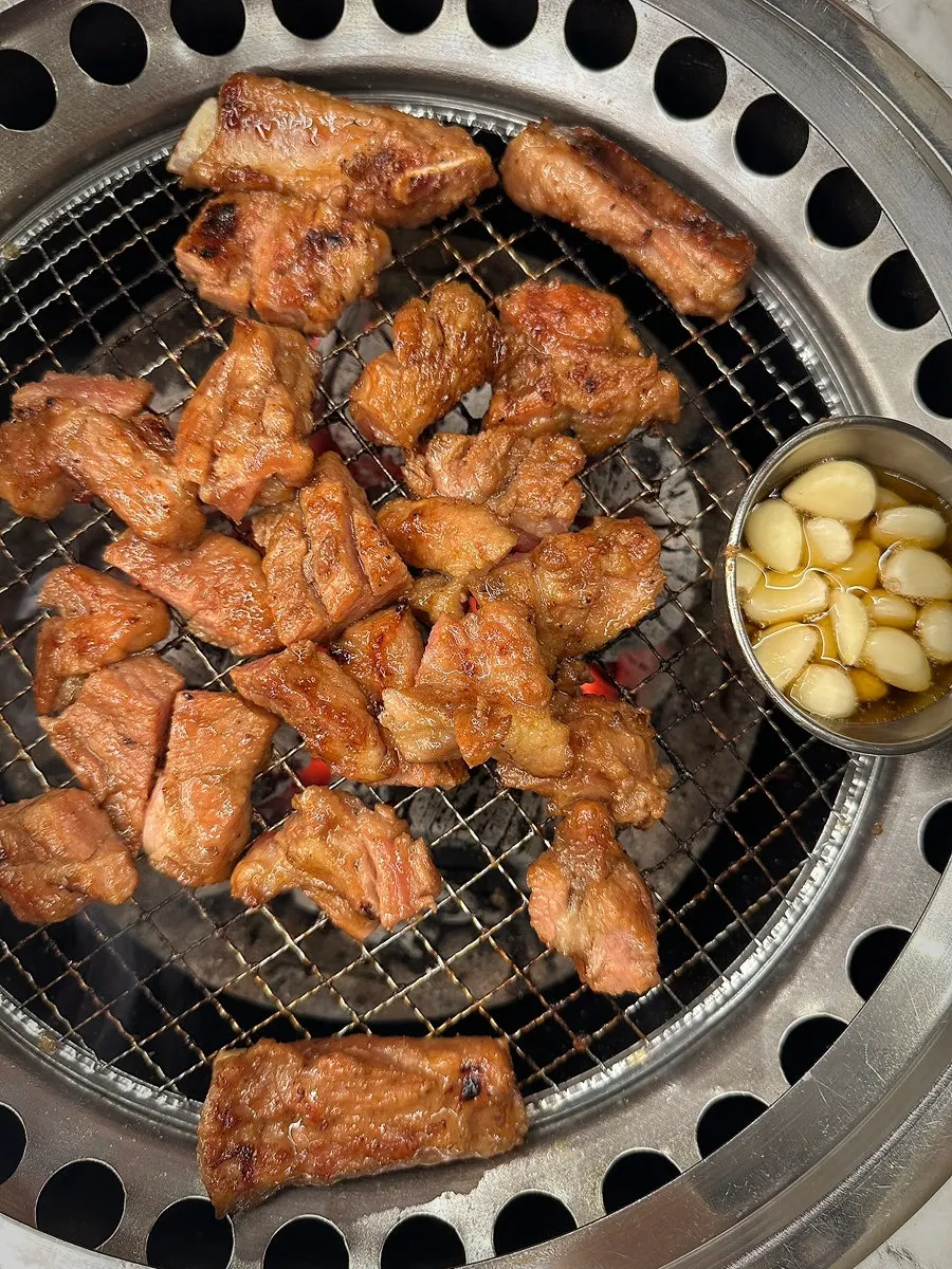 돼지갈비 식사 마무리 장면