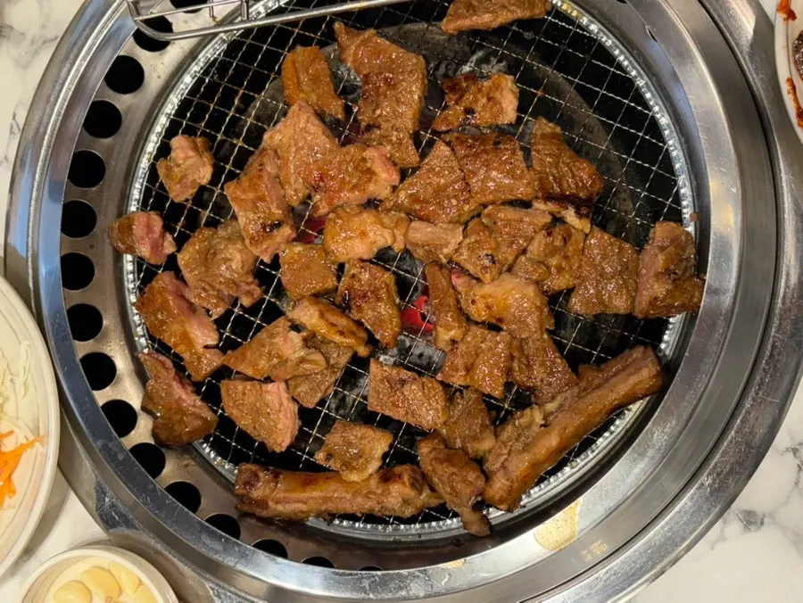 가위로 자른 부드러운 돼지갈비