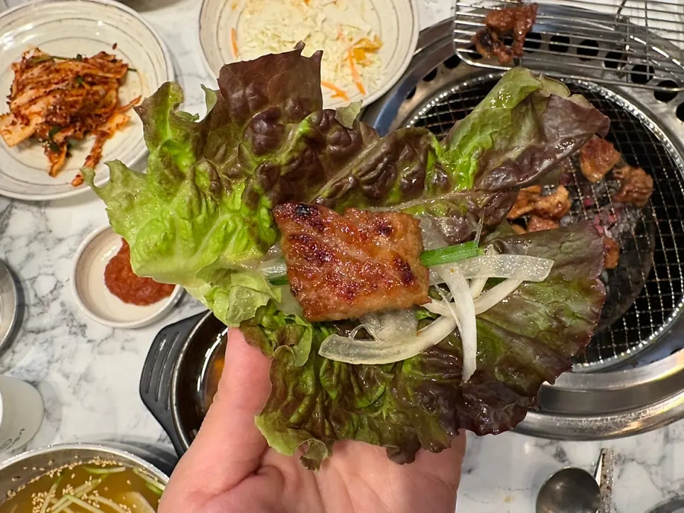 야채와 양파소스에 싸 먹는 돼지갈비