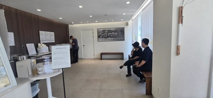 매장 입구와 대기 안내