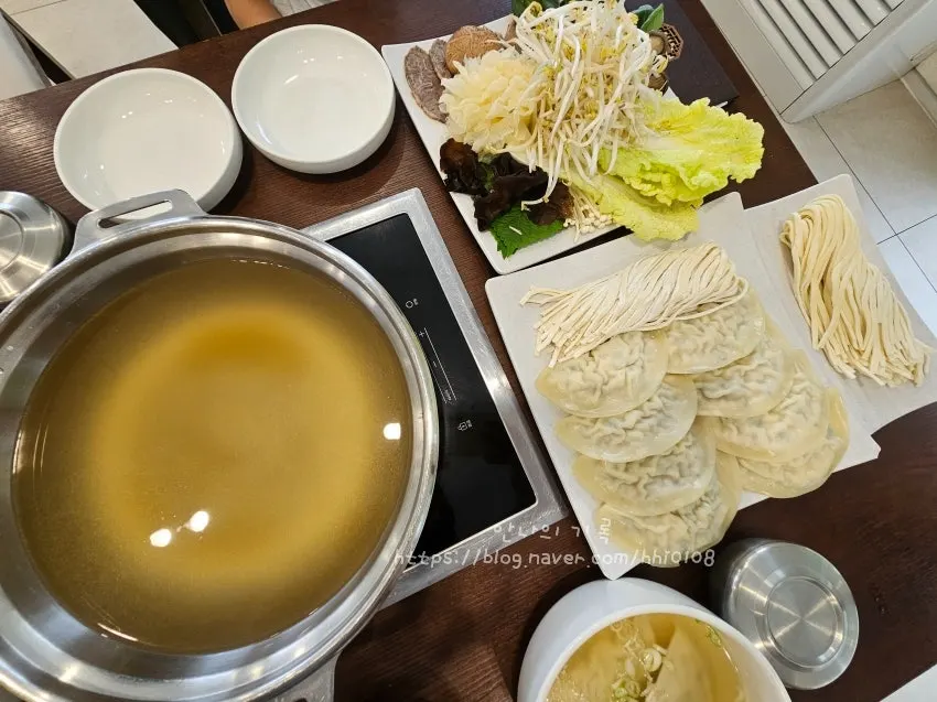 아이용으로 주문한 어린이만둣국과 밥