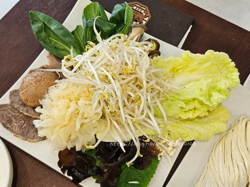 채소가 함께 나오는 만두전골 한 상