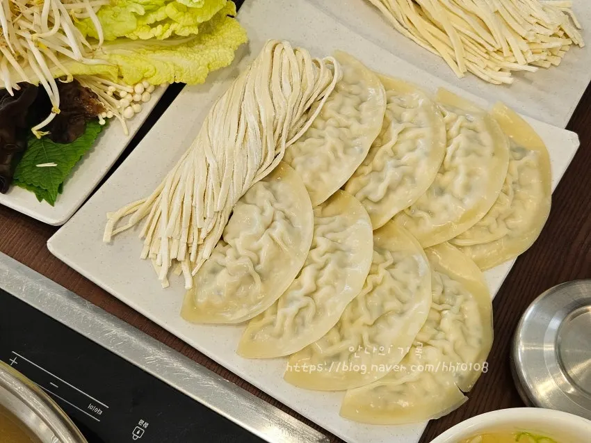 버섯과 고기, 채소가 푸짐한 만두전골 냄비
