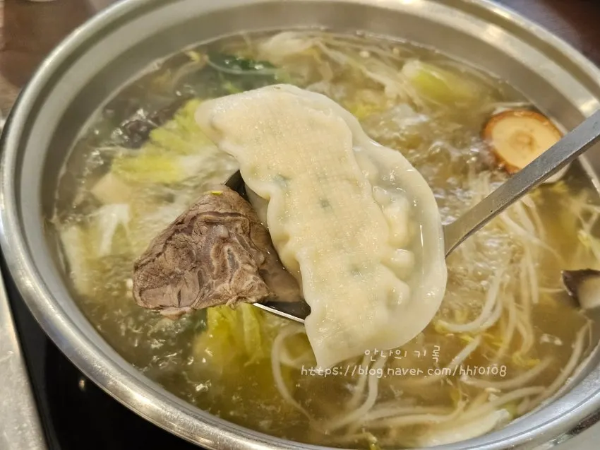 재료를 넣고 끓인 만두전골 육수