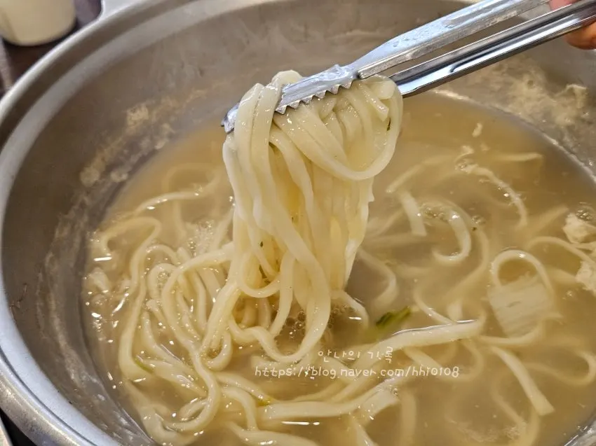 익은 전골 건더기를 덜어낸 접시