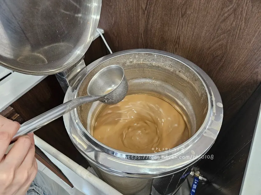전골 육수에 끓인 칼국수 사리
